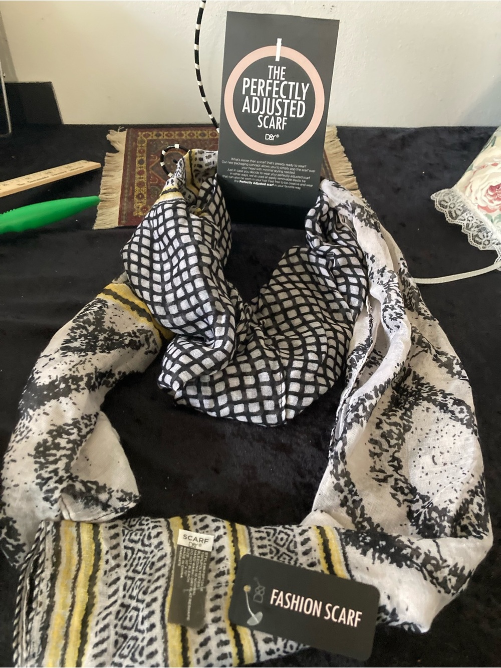 D&Y Black, White & Yellow Patterned Fashion Scarf Perfectly Adjusted New